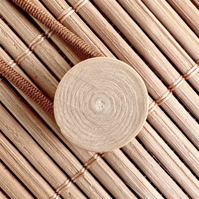 Bambusæske med trælåg. Fyldt med 10 stk. Belgiske gourmet dessertchokolader